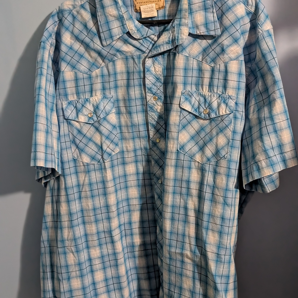 Wrangler Light Blue and White Plaid Short-Sleeve Button-Down Shirt